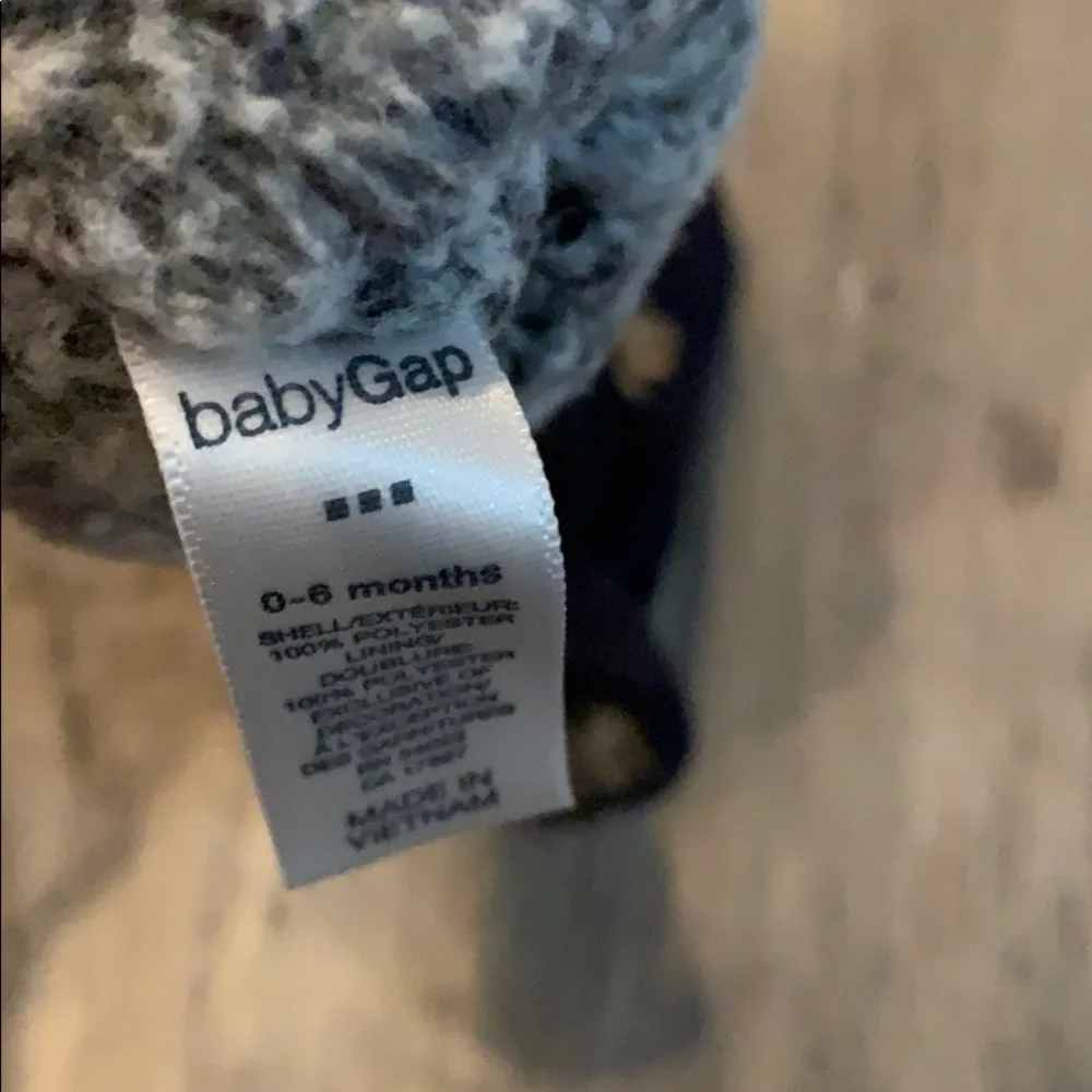 EUC Bundle of Gap knit hat and fleece mittens